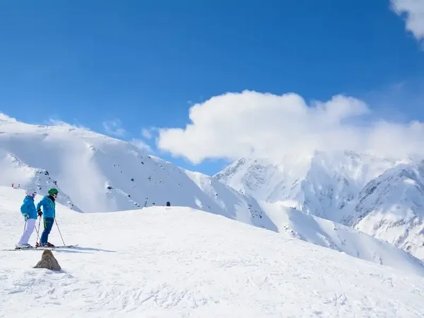 夜発バス/東京・横浜・お台場発 ホテルドゥ・エール 八方尾根スキー場 選べるリフト券|咲花ゲレンデまで徒歩2分!白馬の森にひっそりと佇むホテルです。上質な白馬姫川温泉をゆったりとお楽しみください。2